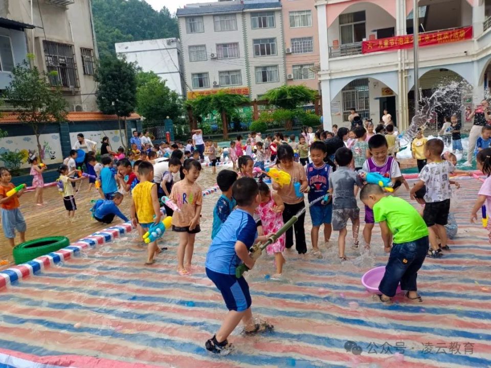 加尤镇中心幼儿园举行"泡沫之夏 水上狂欢"庆六一童趣活动