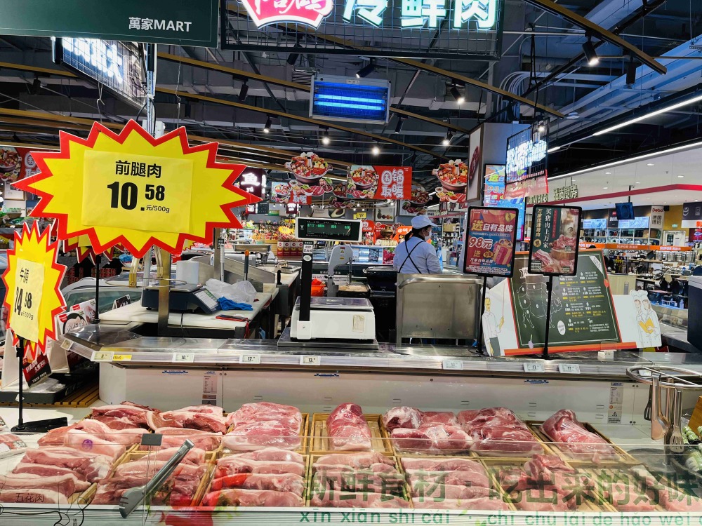 冷空气来袭生鲜超市牛羊肉畅销营业员现场直播卖火锅食材
