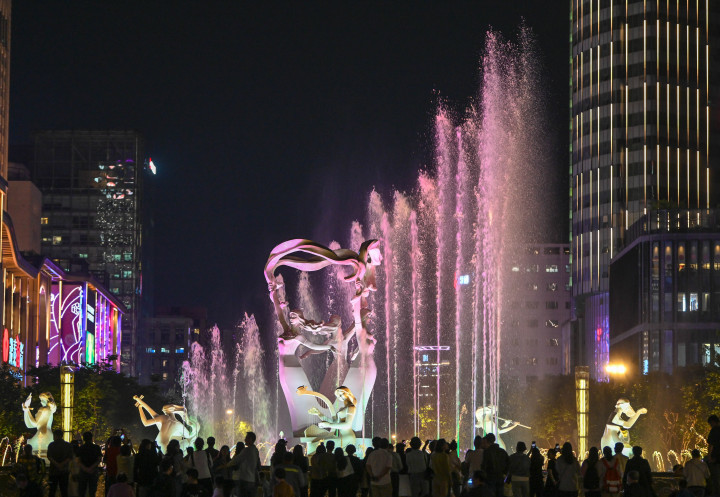 阔别三年杭州武林广场八少女音乐喷泉回归