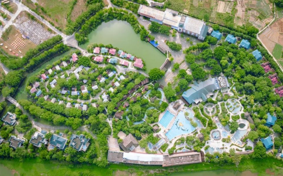 周华东摄锦江温泉位于中国温泉之乡——恩平市大田镇,这里有全国首创