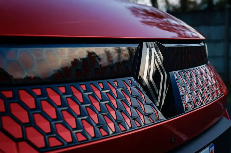 车标,引出了灯带连接了左右两侧扁平的大灯组,下方有着独特的倒梯形