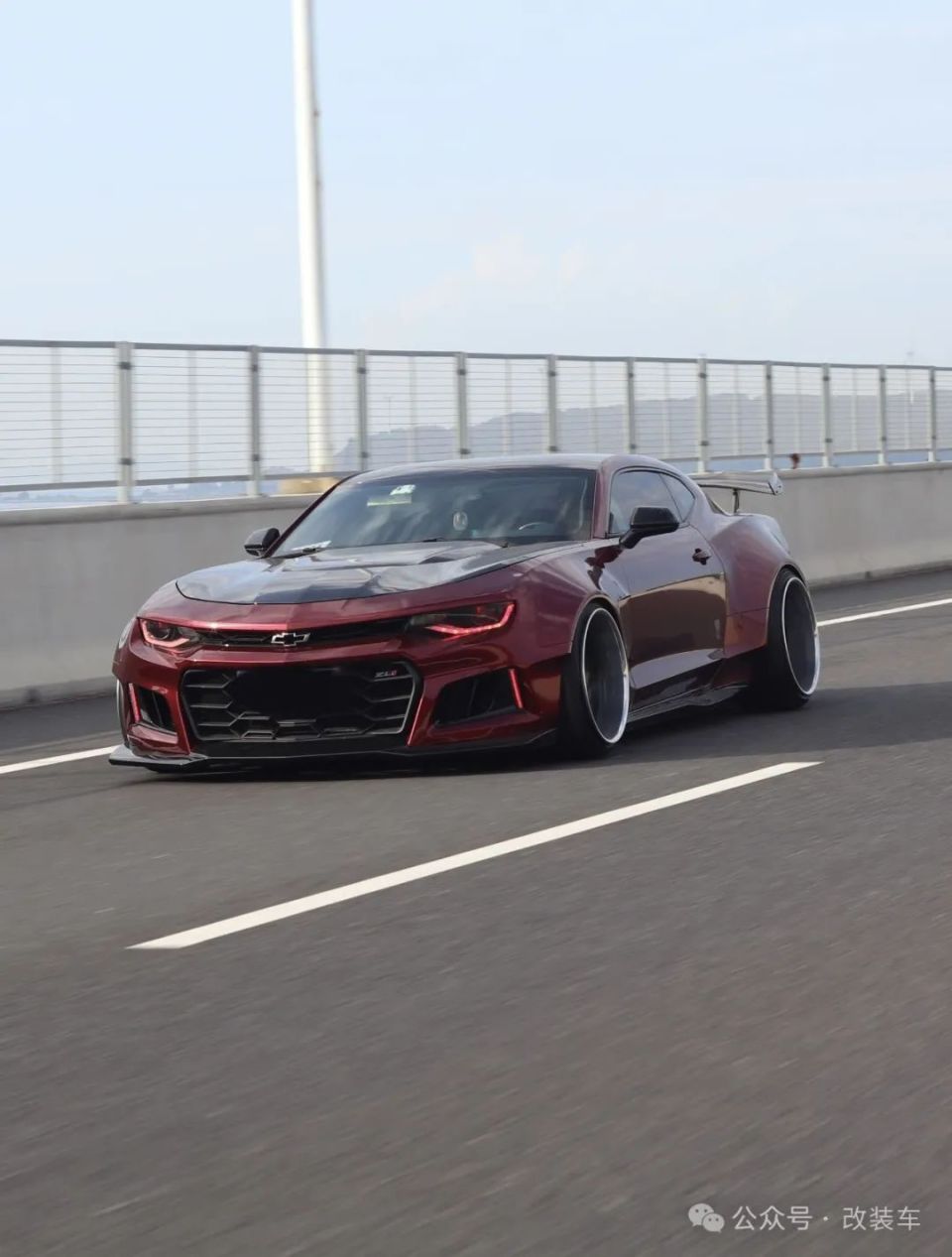 姿态风的雪佛兰科迈罗,宽体的加持让它的"肌肉"更加明显_腾讯新闻