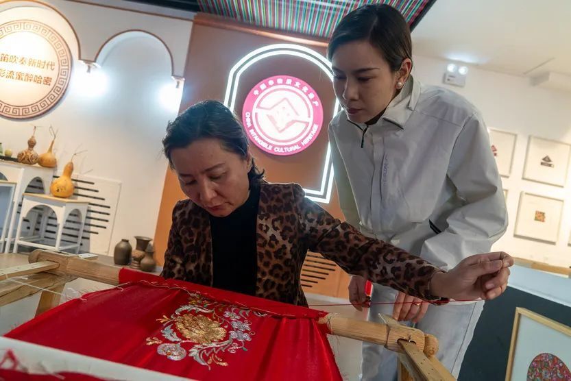 【筑梦哈密】全国乡村工匠名师——热娜古丽·素批:让维吾尔族刺绣"火