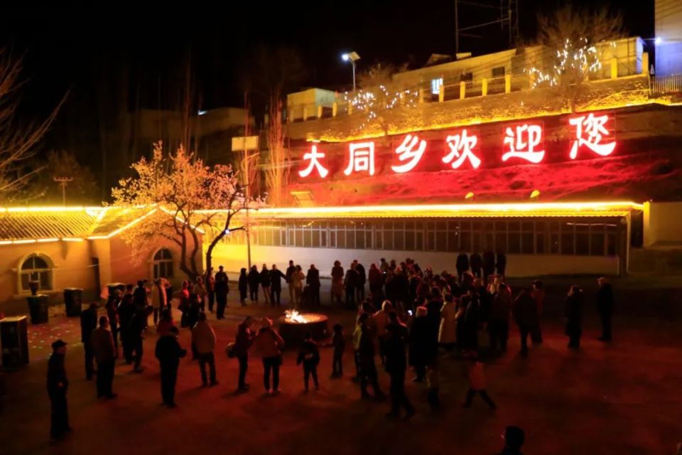 当秋天来临时,乡镇的大片树林穿着金黄的外衣牛羊悠闲地吃着青草,远处