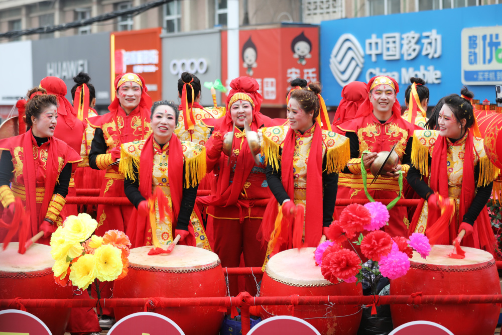 甘肃庄浪：高抬社火巡街过大年_腾讯新闻
