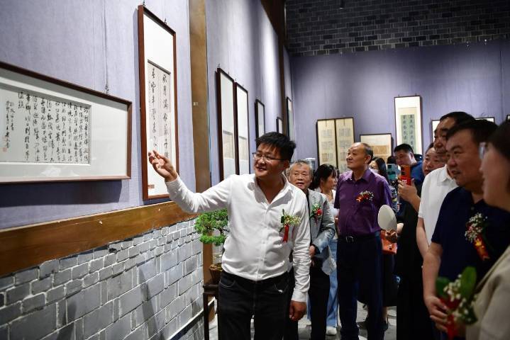 安徽阜阳:年轻书法家王乐天书展现场义拍筹款助力乡村教育_腾讯新闻