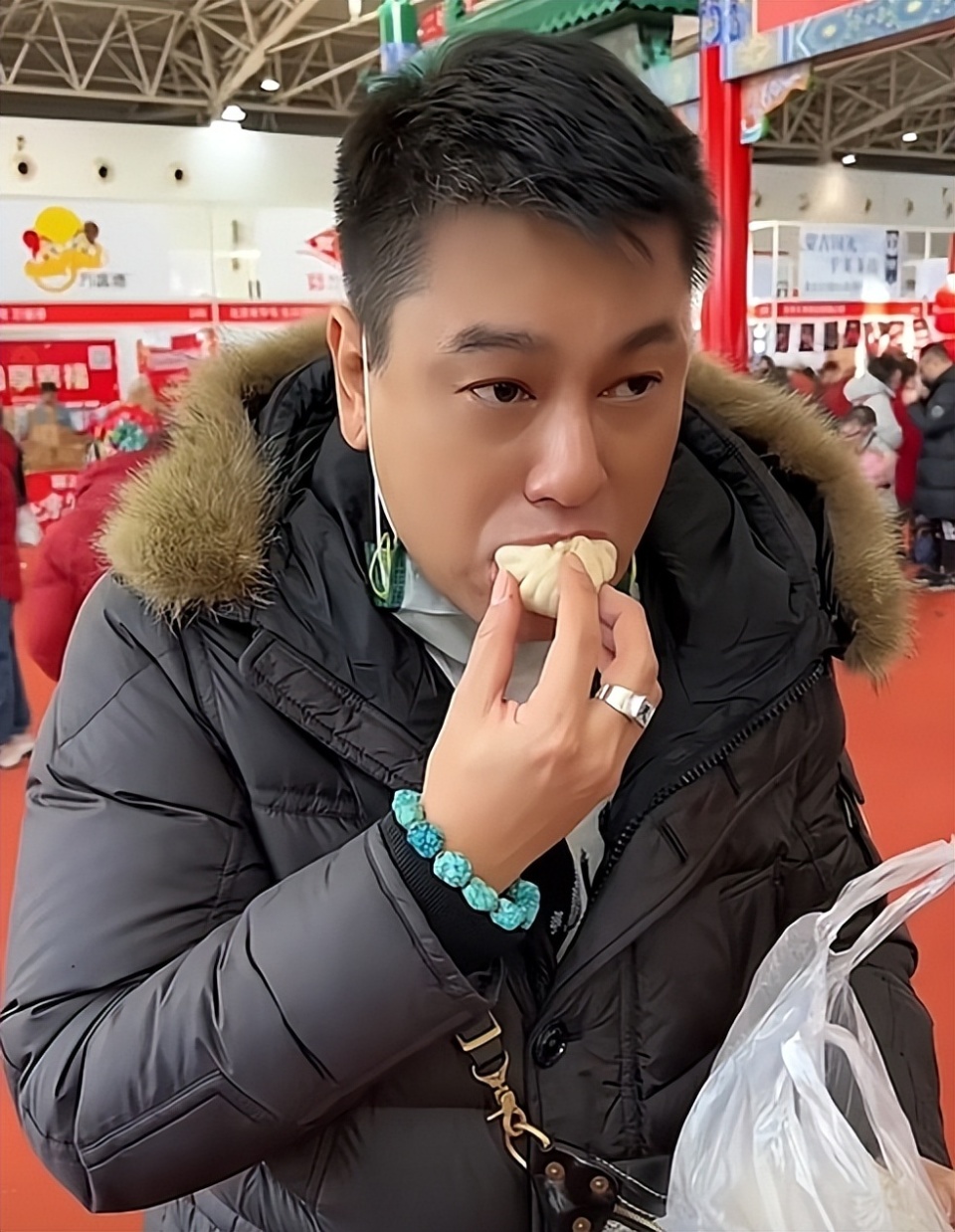 45岁的朱孝天在北京赶大集,身材发福,路人认不出,惦记买黄酒孝敬老婆