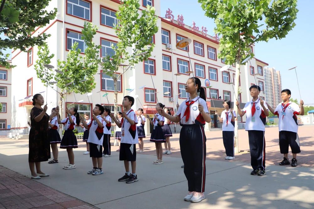 新华社记者 骆学峰 摄6月15日,在河北省沧州市吴桥县运河小学,学生
