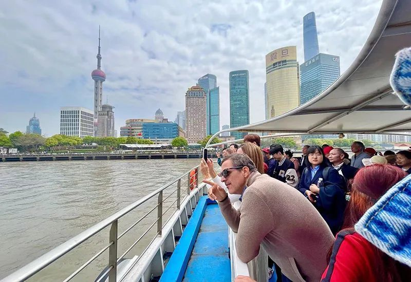 退休后,老叶每周都会带着老伴出现在东金线轮渡,乘着渡船在东昌路渡口