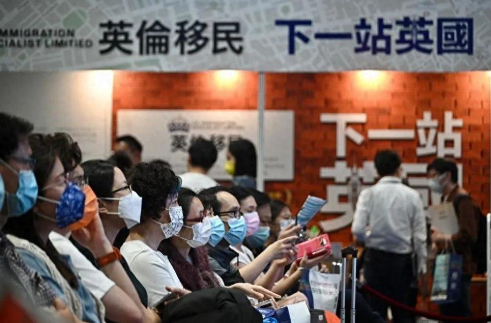 香港黄丝落魄英国半数人找不到工作却不愿意返港
