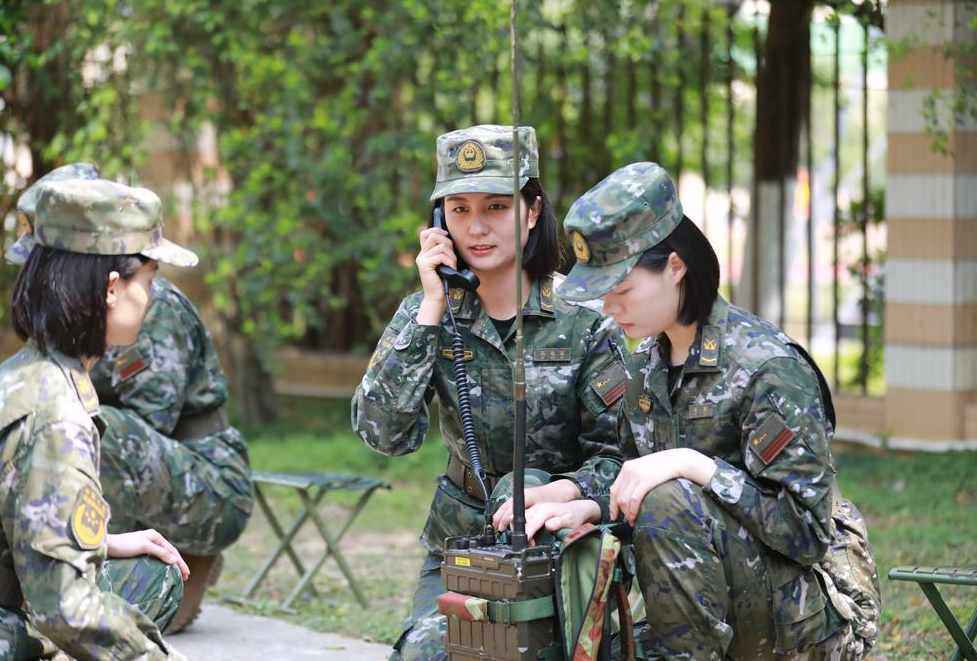 通信女兵进行专业训练通信女兵集体敬礼