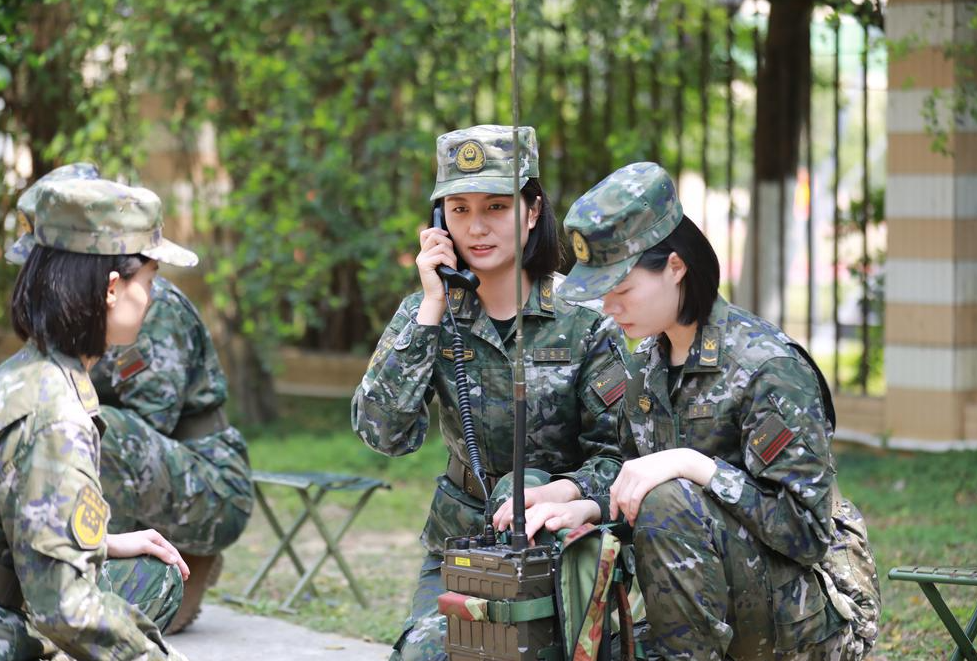 女兵敬礼背影图片图片