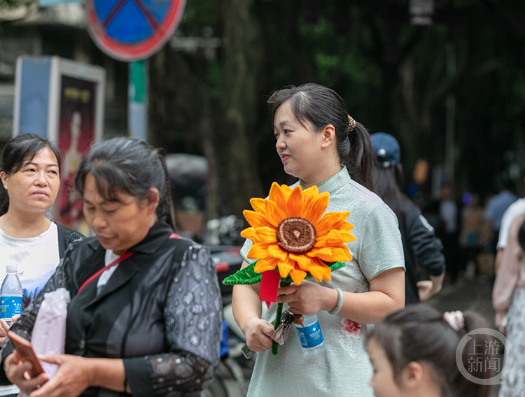 南川中学考点外,众多等待孩子的家长或坐或站,脸上写满了期待与紧张.