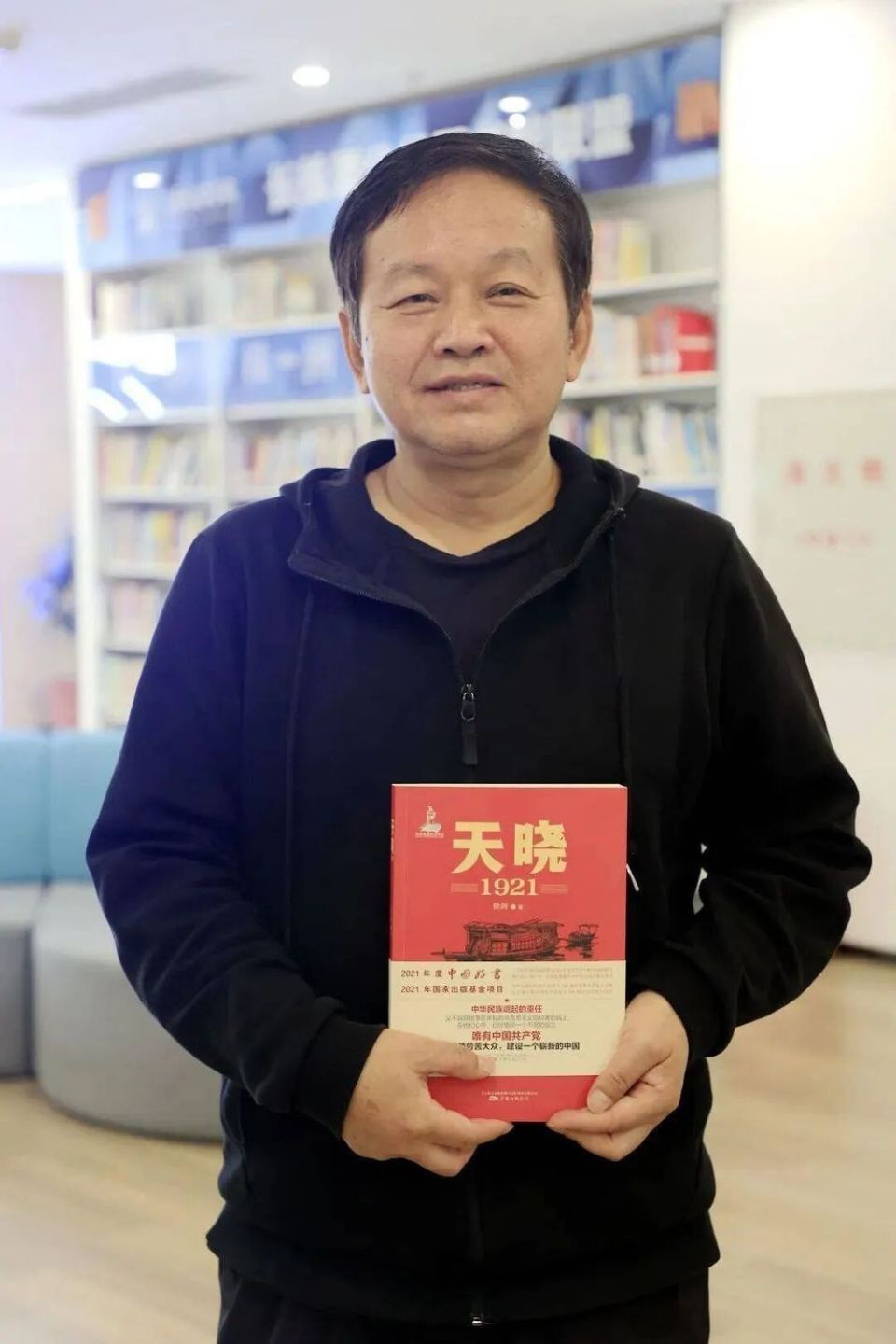 徐剑：以笔为剑，创作出《大国长剑》等多部报告文学作品，曾获评鲁迅文学奖_腾讯新闻