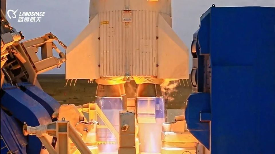 火箭在发射中心现场要历时三周,经过一系列的电测和地面的加注,终于