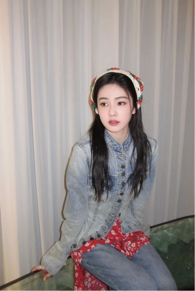 白鹿分享旅行美照,扎双马尾俏皮灵动显少女,秀纤细美腿惹人爱