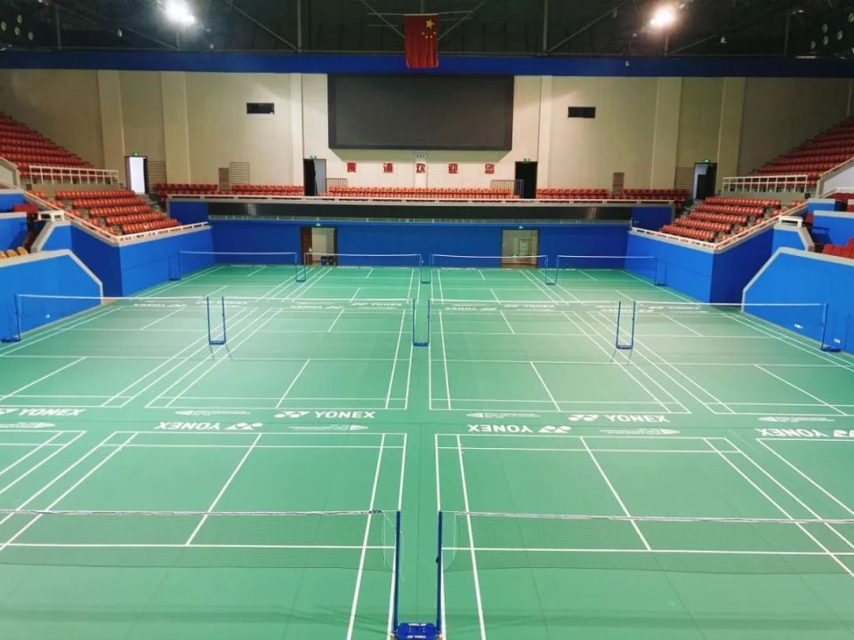 步行约400米卢湾体育中心由卢湾体育馆,卢湾体育场和其他体育设施组成