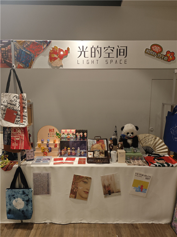 据悉,文创在书店的陈列空间和销售比重越来越大.