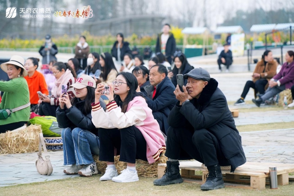 成都街头艺人亮相大禾音乐季演绎田园春光
