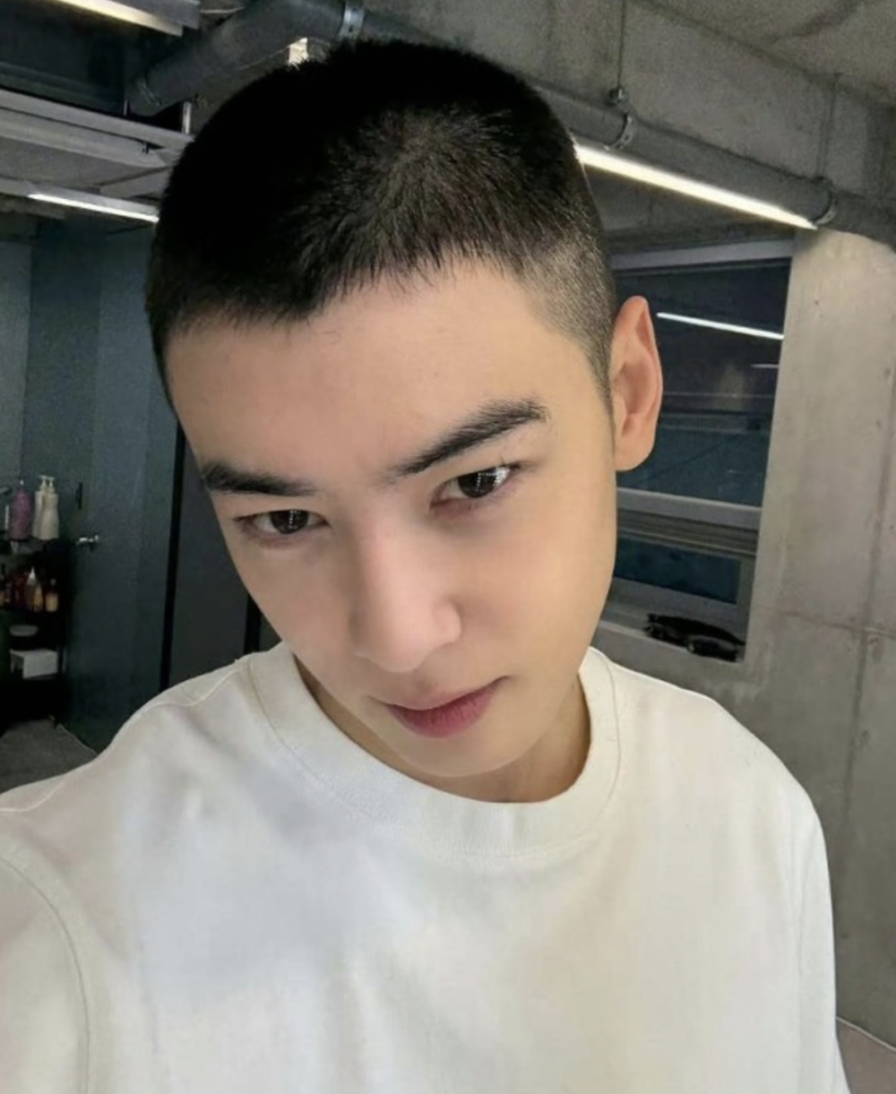 车银优入伍了寸头造型太吸睛不愧是脸蛋天才