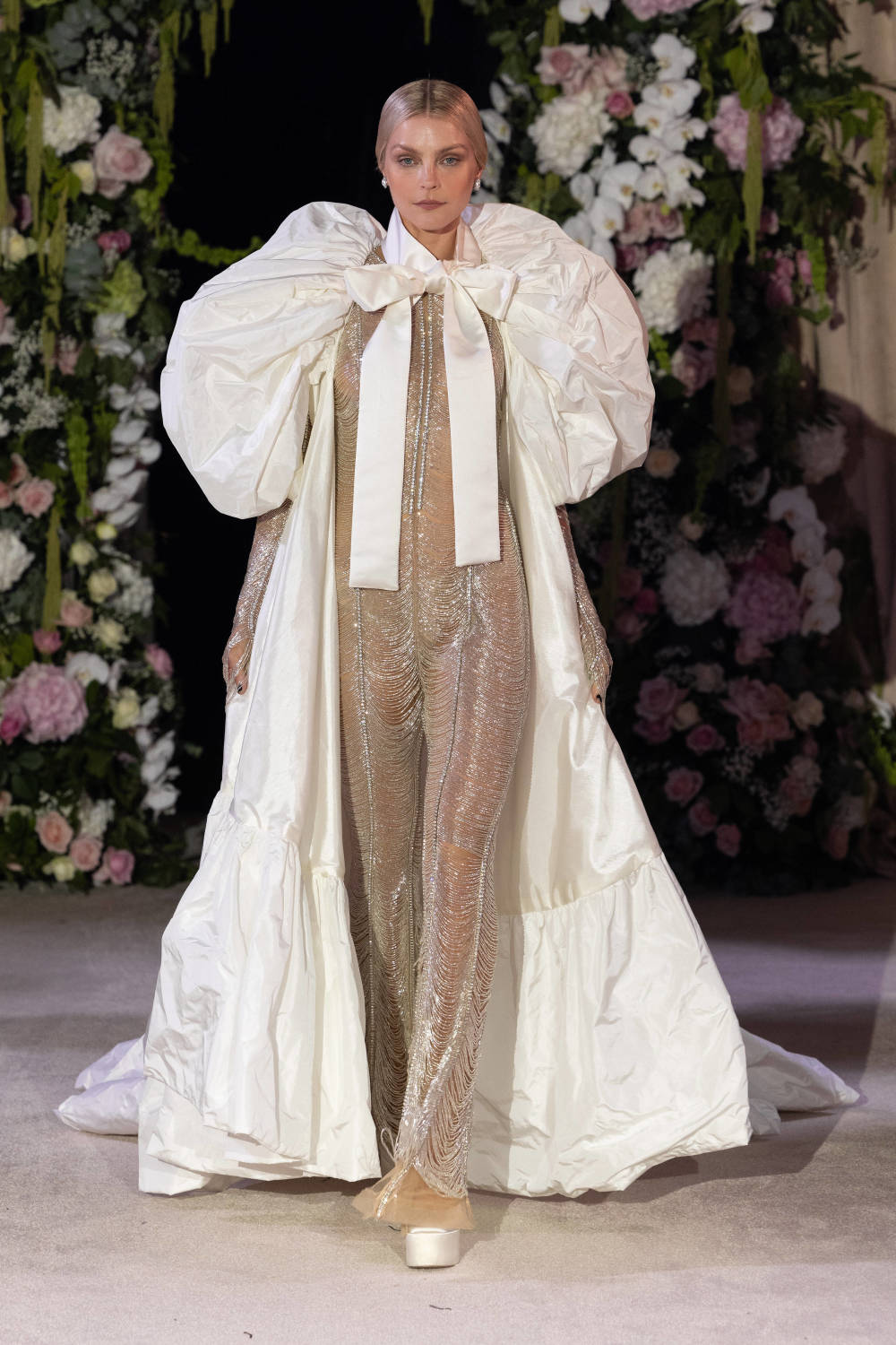 新华社/西霸9月16日,模特在英国伦敦时装周上展示richard quinn品牌的