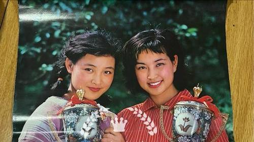 刘晓庆颜值回春!和62岁陈冲牵手同框,如同姐妹关系好