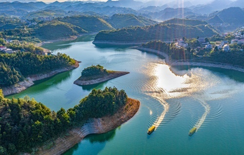 刘再丽 摄南芙山庄晨韵. 耿丽辉 摄杨家滩胜梅古桥.