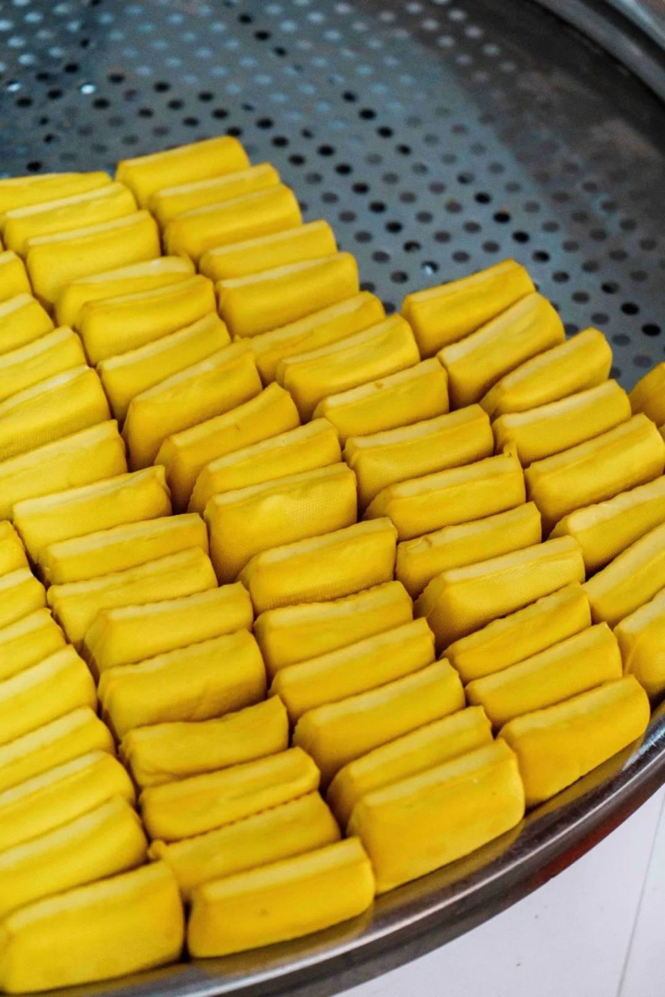 "我妈是潮汕人,很会做菜,"梁灏边说边把一种外表呈黄色的豆腐交给他