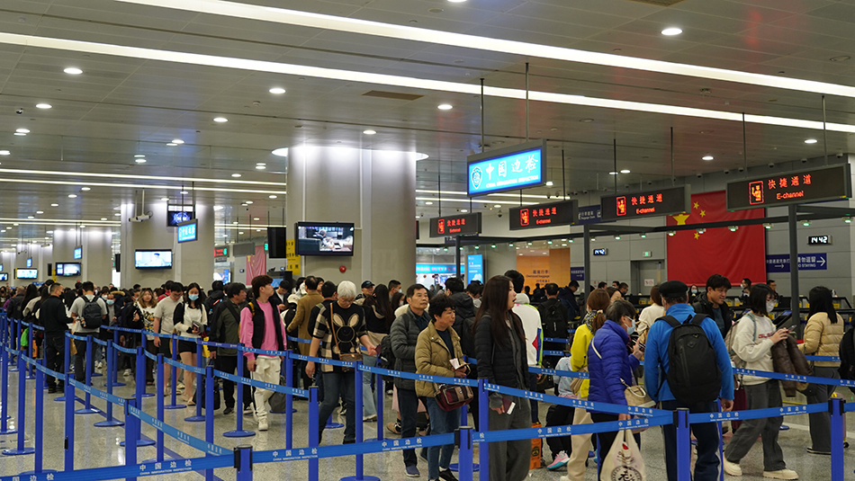 春运前三天浦东国际机场口岸出入境客流超24万人次