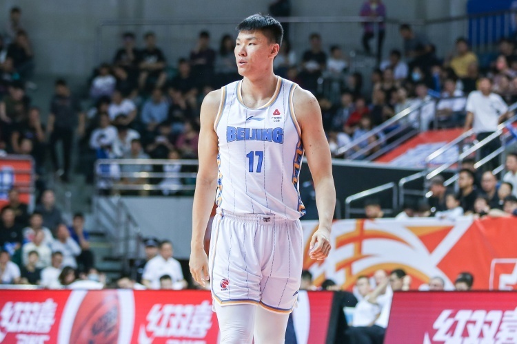 范子铭17中11拿到24分14板