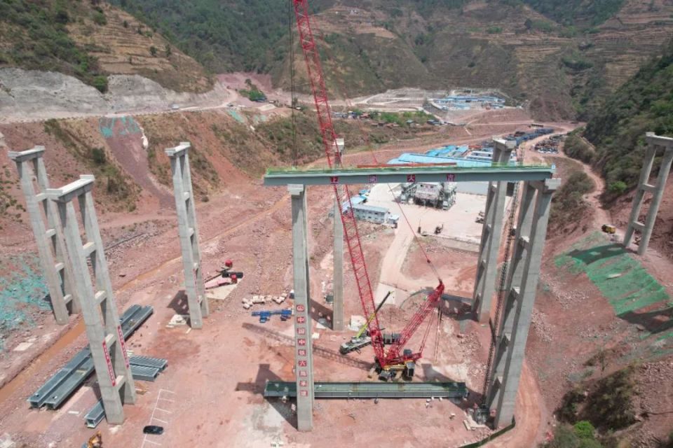建设再提速!西昭高速sg7标段首片钢箱梁架设成功