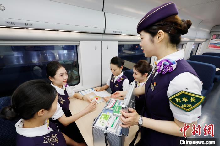上海:高铁乘务员培训 迎接沪港动卧开行