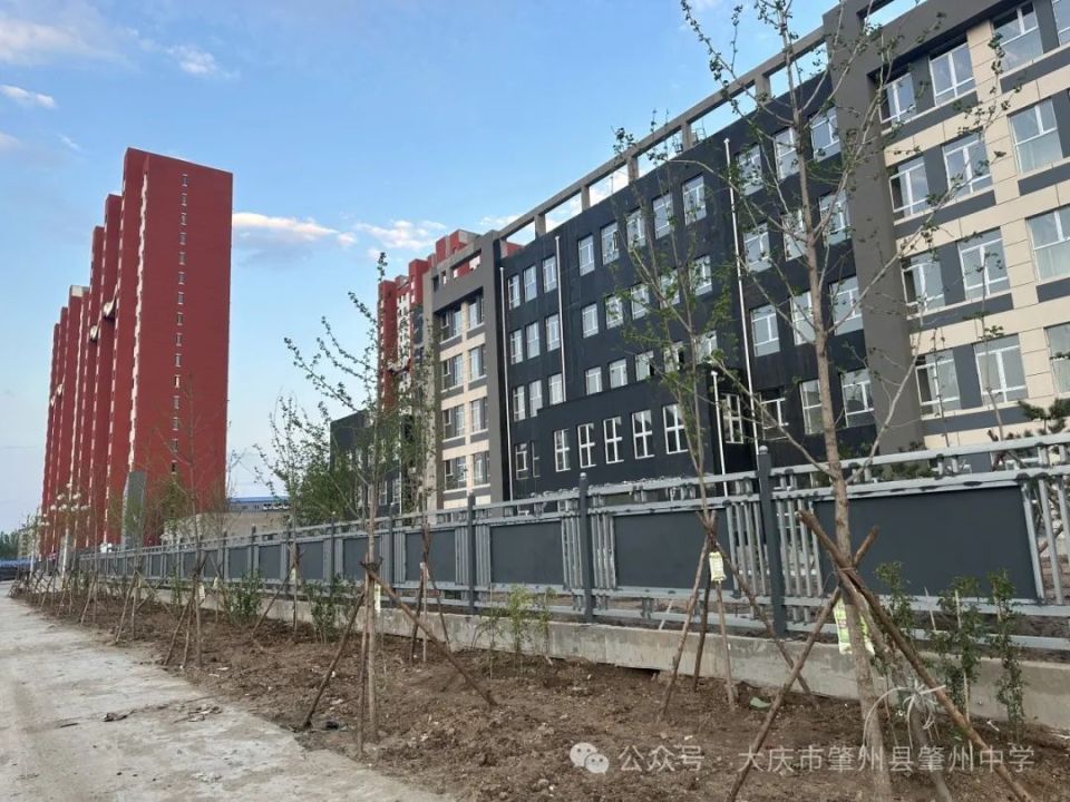 黑龙江省肇州县肇州中学新校区正在进行紧张的后期施工