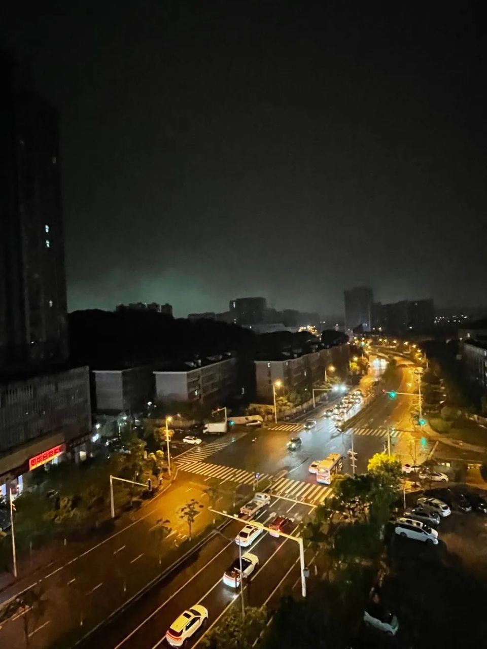 长沙大中午的"天黑了",网友:现在到底几点?