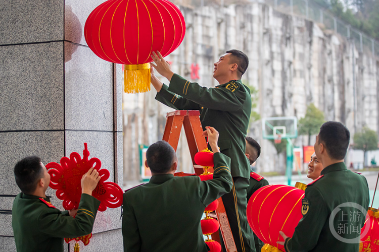 挂灯笼,贴春联,剪窗花……在传统节日春节即将到来之际,武警重庆总队