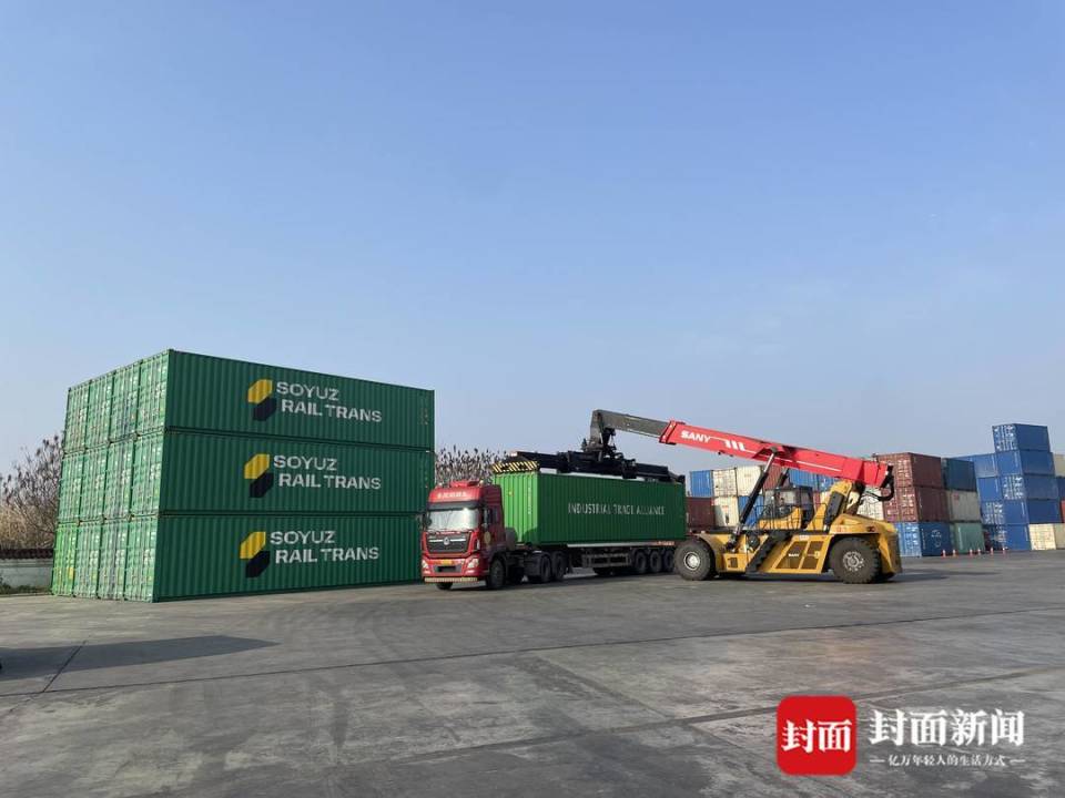 3层楼高的吊车装卸集装箱记者实地探访成都中欧班列始发地新春走基层
