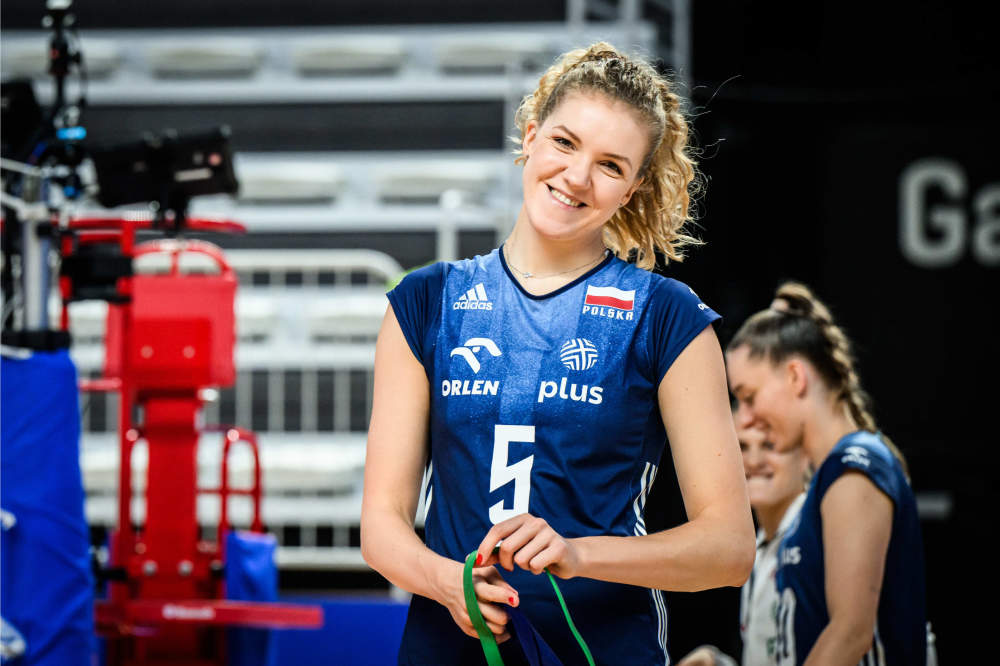 到了第二局,波兰女排重新调整,打出4-0开局,迫使德国女排叫暂停.