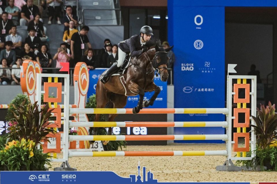 王绍辉揭幕战登顶！2025中国马术巡回赛·上海站CSI2*在璀璨的夜幕中精彩来袭_腾讯新闻