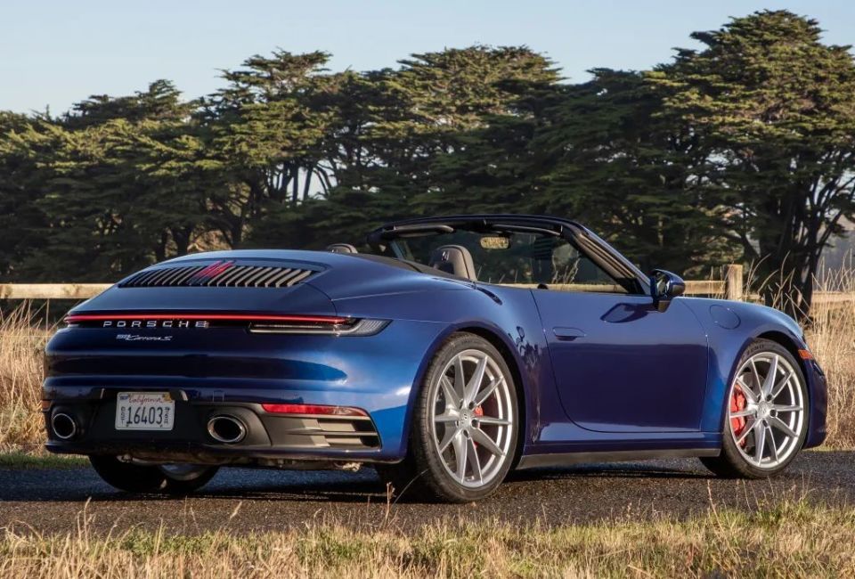 选它,还是选这些经典燃油跑车?