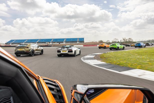 英国382辆超级跑车齐聚f1赛道场面壮观各种车型令人眼花缭乱