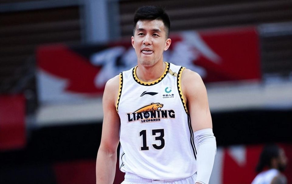 放松郭艾伦赶上西班牙复活节放假一天逛街低头玩手机不敢看漂亮姑娘