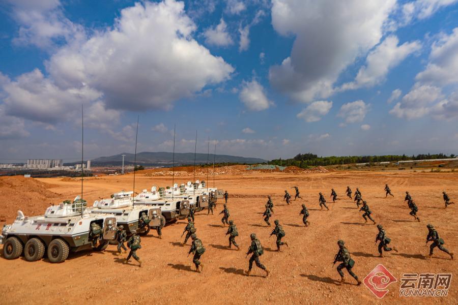组图铁甲出击山地攻防武警云南总队机动某支队装甲车山地进攻战斗演练
