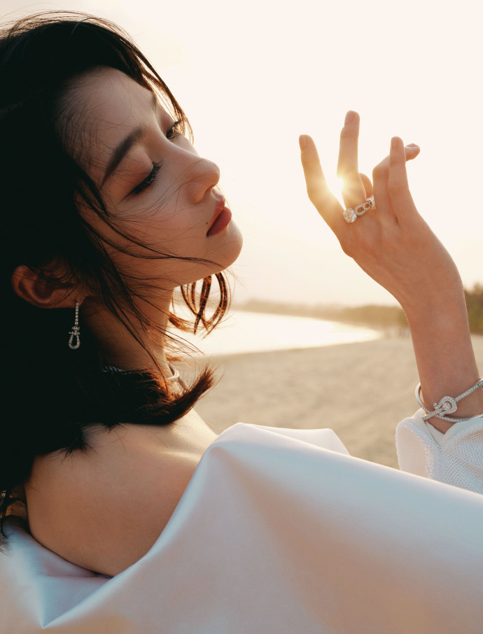 关晓彤分享海边美照,一袭白裙宛如新娘,大秀纤细美腿惹人爱