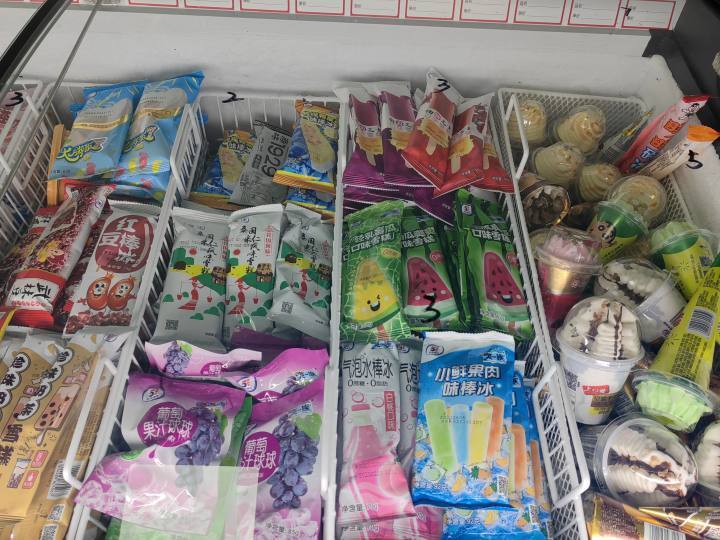 店主们还告诉记者,最近进店批发雪糕的年轻人,对于"低卡和平价雪糕"的