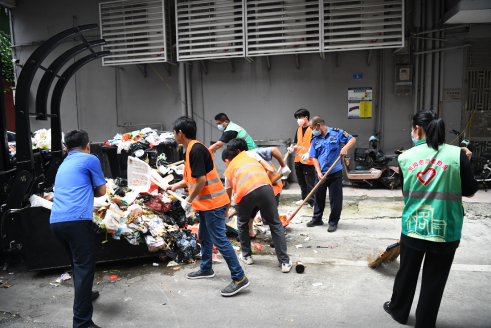 百度新闻：香港今晚的特马开几号广东东莞凤岗镇因环卫工薪酬纠纷致垃圾无人清，急招日结工？当地回应