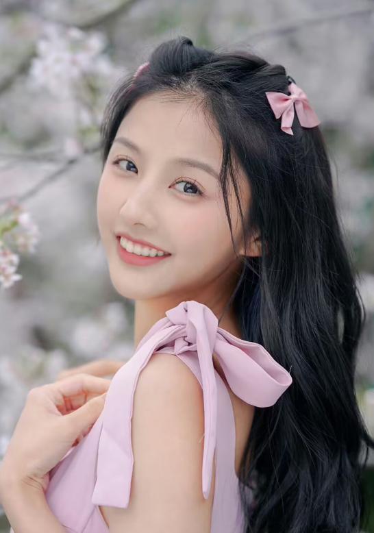 张翰新恋情被拍,女方是亚洲小姐,颜值不输前两任_腾讯新闻