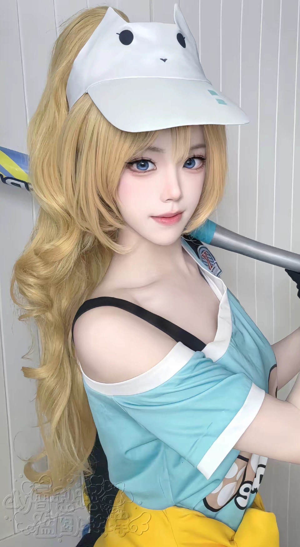 雪梨语cos花木兰,身穿蓝色运动衣,戴着兔子帽,形象好青春