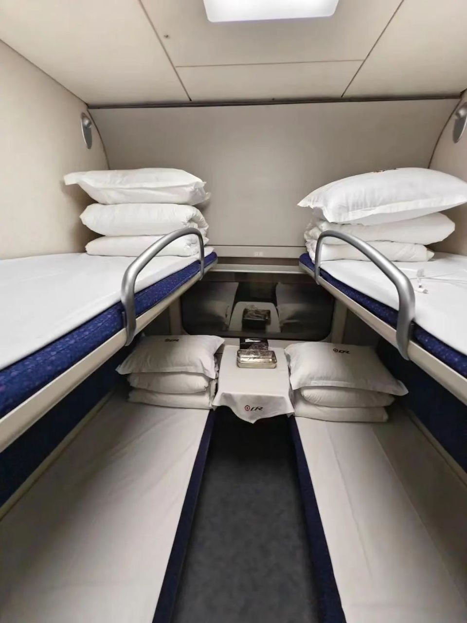 男子卧铺车上面对女乘客裸睡被拘!区分男女分车厢可行吗?