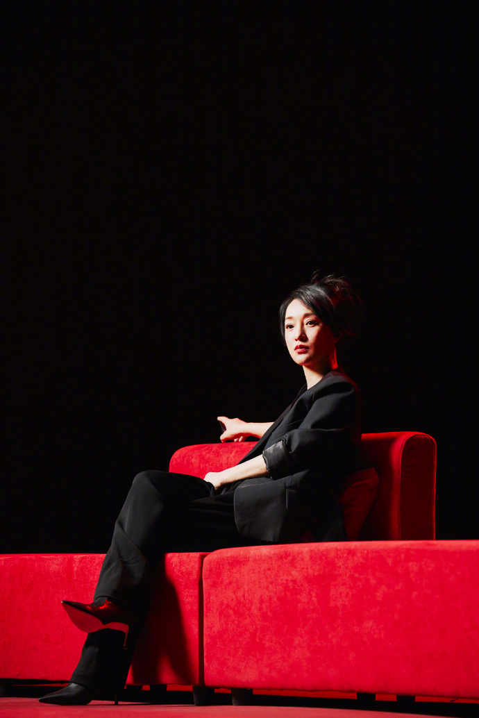 周迅完美诠释了侧脸轮廓立体感十足,皮肤也是细腻发光,面部折叠度更是