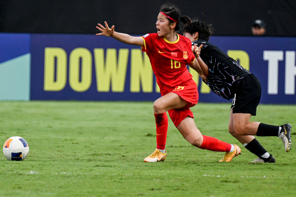 新华社发(阿贡摄)5月19日,中国队球员张洁(右)在比赛中争顶.